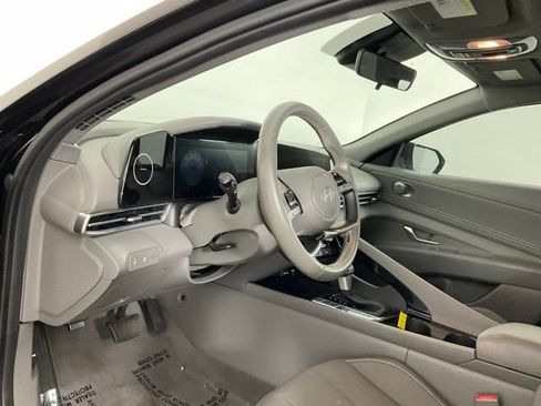 Used 2025 Hyundai Elantra SEL FWD image 14