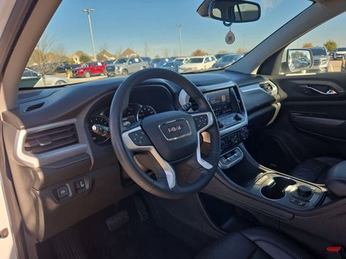 Used 2023 GMC Acadia SLT image 2
