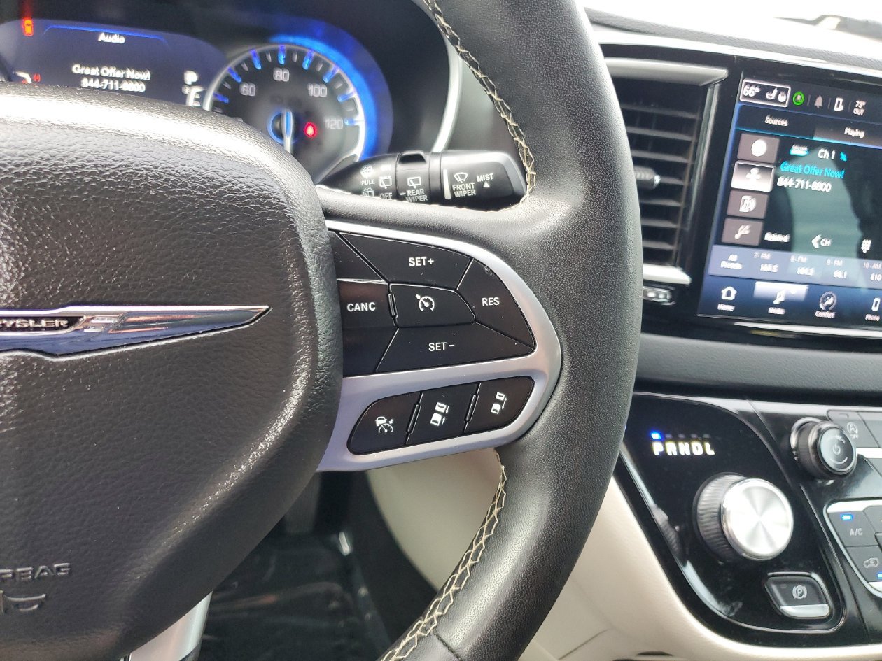 Used 2024 Chrysler Pacifica Touring-L FWD image 26