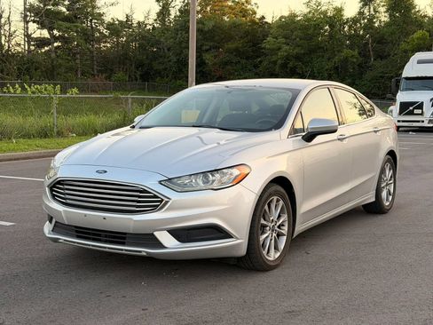 Used 2017 Ford Fusion SE FWD image 1