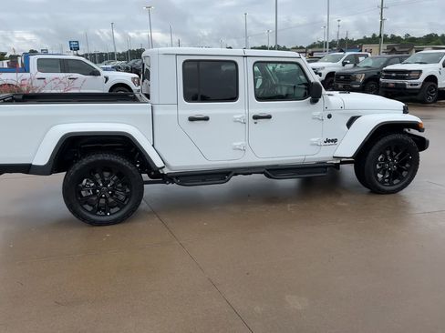 Used 2025 Jeep Gladiator Sport AWD/4WD image 8