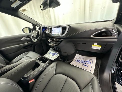 New 2025 Chrysler Pacifica Select w/ Fav Edition Package image 21