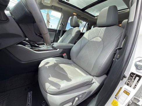 Used 2024 Toyota Highlander Platinum FWD image 10