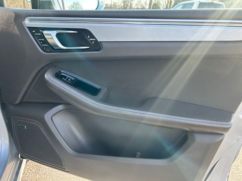 Used 2015 Porsche Macan Turbo image 27