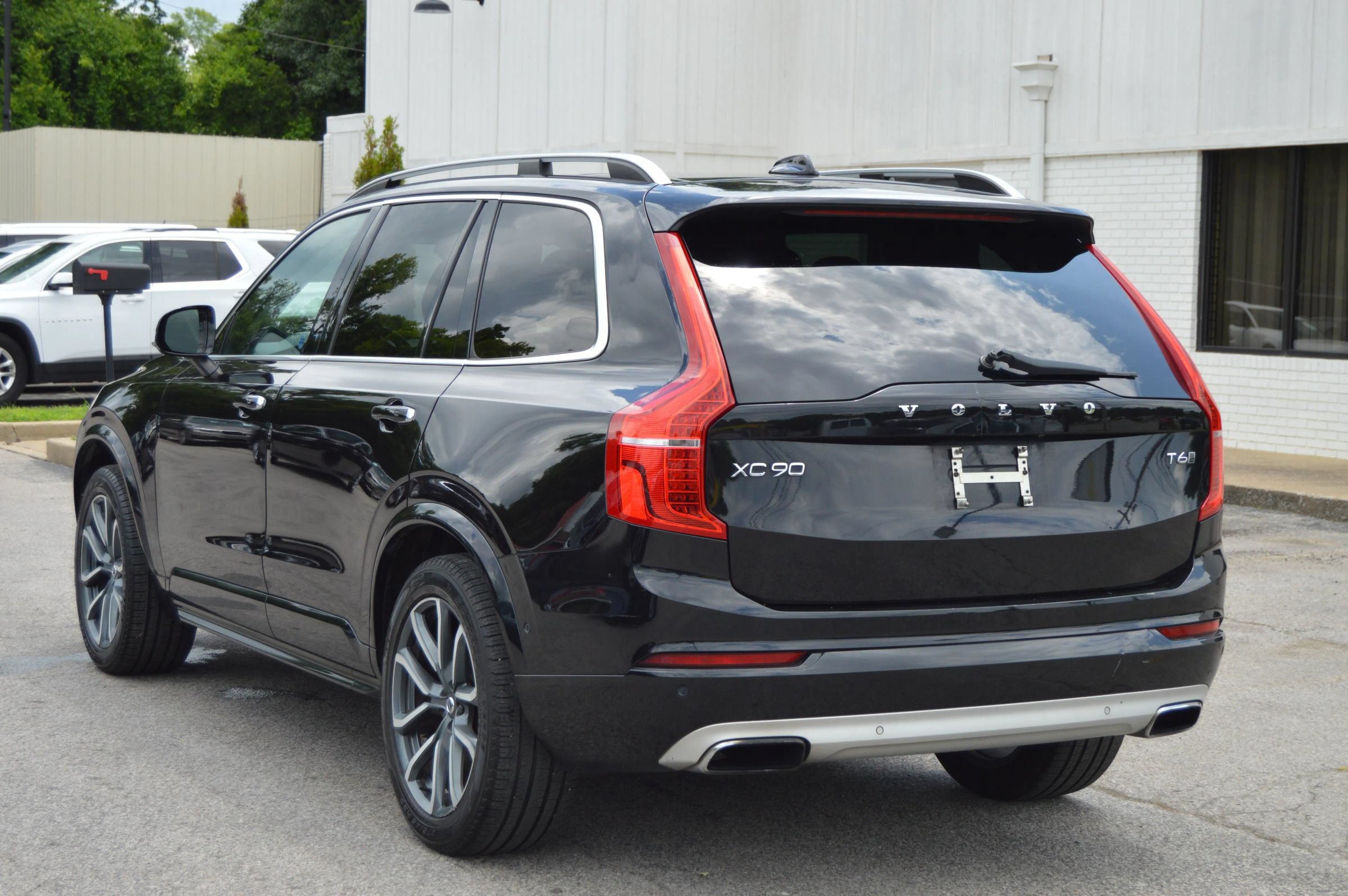 Used 2017 Volvo XC90 T6 Momentum w/ Vision Package AWD/4WD image 4