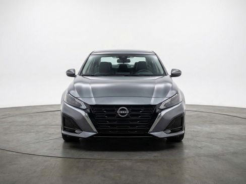 Used 2025 Nissan Altima 2.5 SV FWD image 2