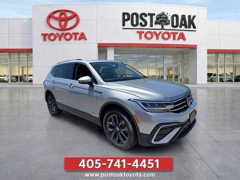 Used 2023 Volkswagen Tiguan SE w/ Panoramic Sunroof Package FWD image 2