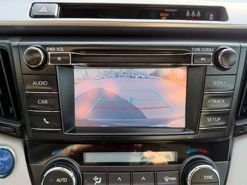 Used 2018 Toyota RAV4 LE AWD/4WD image 22