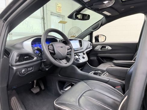 Used 2025 Chrysler Pacifica Limited FWD image 14