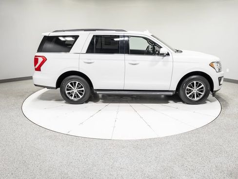Used 2018 Ford Expedition XLT w/ Equipment Group 202A AWD/4WD image 9