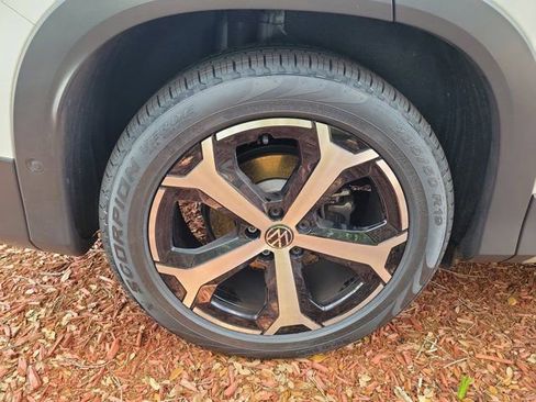 Certified 2025 Volkswagen Tiguan SE FWD image 4