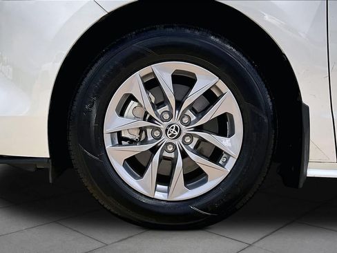 Used 2021 Toyota Sienna XLE FWD image 11