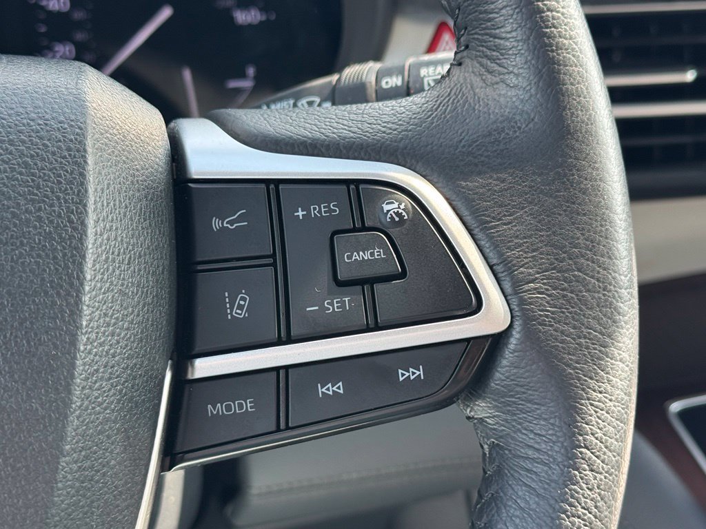 Used 2024 Toyota Sienna XLE FWD image 28