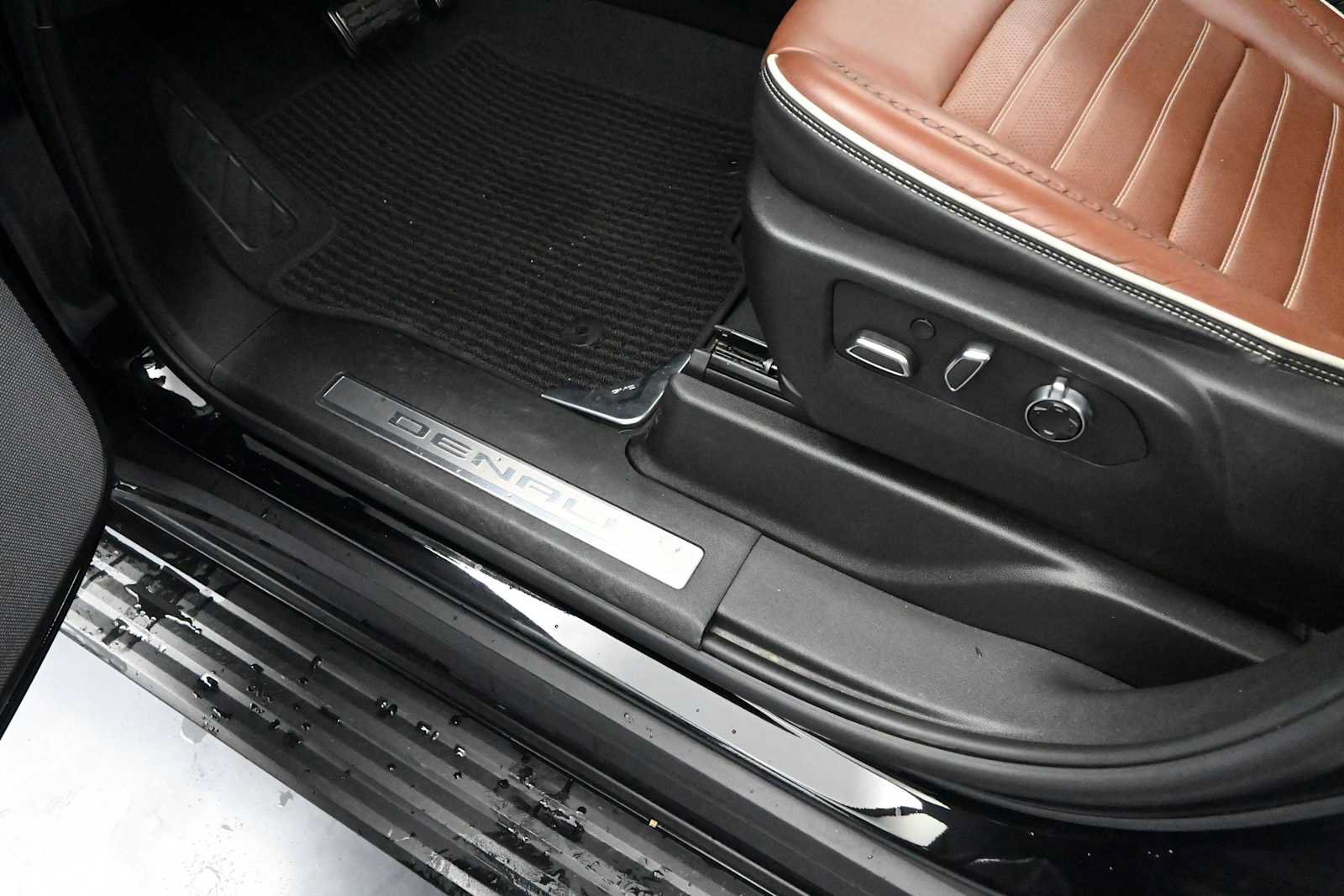 Used 2023 GMC Yukon XL Denali Ultimate AWD/4WD image 14