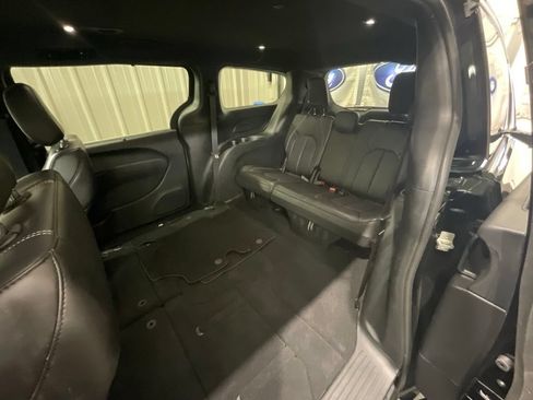 Used 2025 Chrysler Pacifica Select FWD image 9