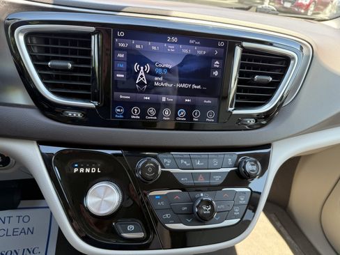 Used 2018 Chrysler Pacifica Touring-L Plus w/ Advanced Safetytec Group FWD image 22