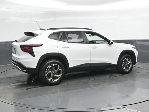 Used 2025 Chevrolet Trax LT w/ LT Convenience Package FWD image 4