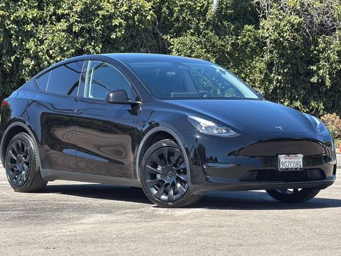 Used 2023 Tesla Model Y Long Range AWD/4WD image 2