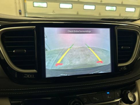 Used 2024 Chrysler Pacifica Touring-L FWD image 24