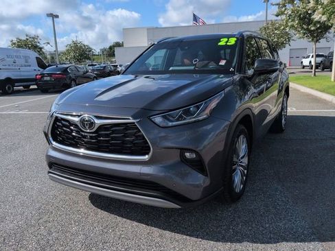 Used 2023 Toyota Highlander Platinum FWD image 8