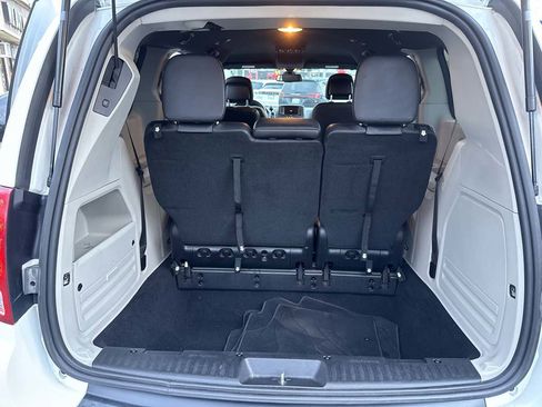 Used 2019 Dodge Grand Caravan SXT image 16