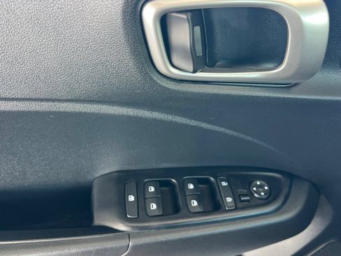 Used 2025 Hyundai Venue SE FWD image 8