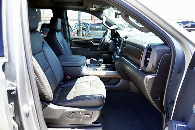 Used 2024 Chevrolet Silverado 1500 High Country w/ High Country Premium Package AWD/4WD image 19