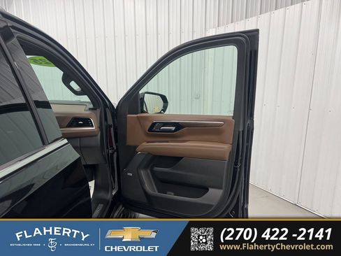 Used 2025 Chevrolet Suburban High Country image 14