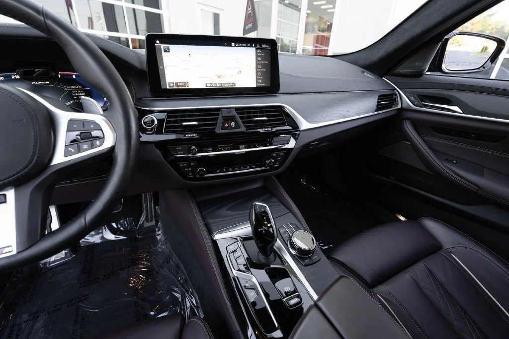 Used 2021 BMW M550i xDrive w/ Executive Package AWD/4WD image 27