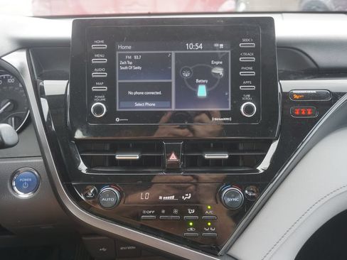 Used 2022 Toyota Camry SE w/ Cold Weather Package FWD image 9