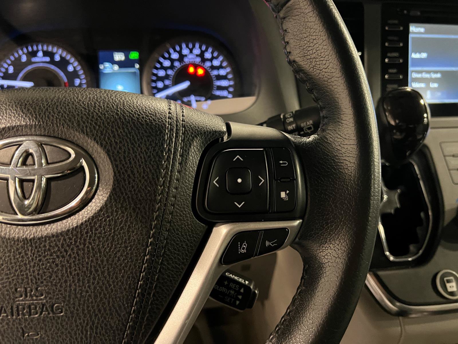 Used 2018 Toyota Sienna XLE w/ XLE Navigation Package FWD image 14