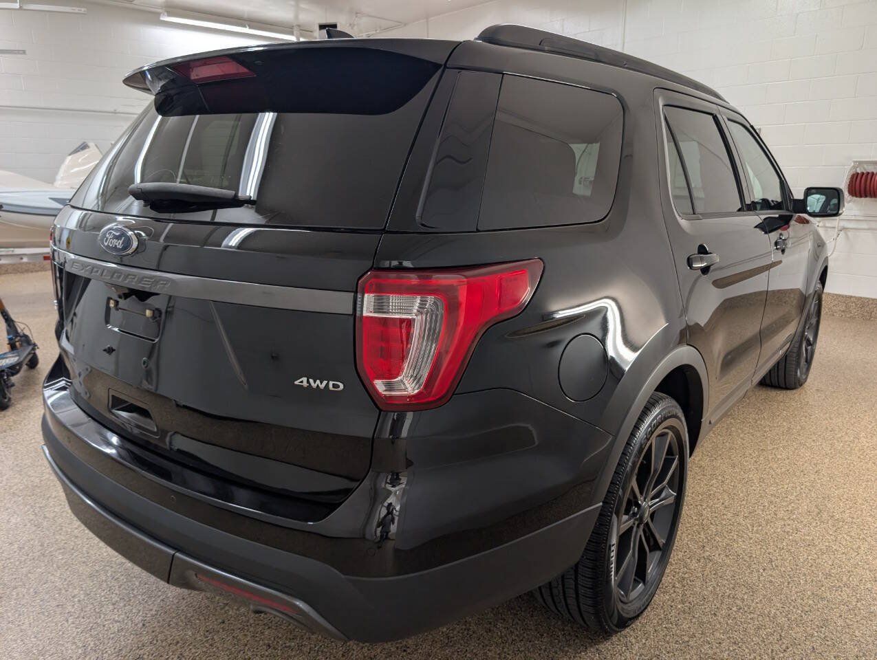 Used 2017 Ford Explorer XLT w/ XLT Technology Feature Bundle AWD/4WD image 4