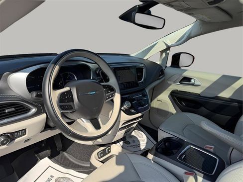 Used 2018 Chrysler Pacifica Limited w/ Advanced Safetytec Group FWD image 17