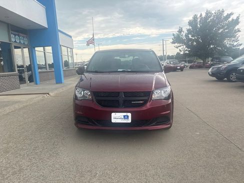 Used 2017 Dodge Grand Caravan SE FWD image 2
