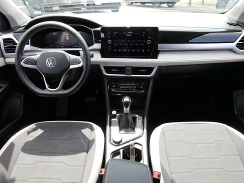 Certified 2025 Volkswagen Taos SE w/ Panoramic Sunroof Package AWD/4WD image 10