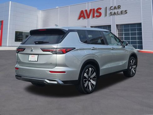 Used 2025 Mitsubishi Outlander SE image 6