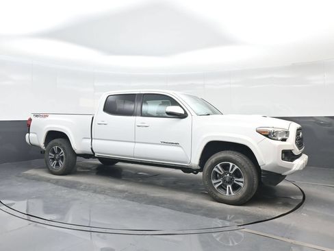 Used 2019 Toyota Tacoma TRD Sport AWD/4WD image 8