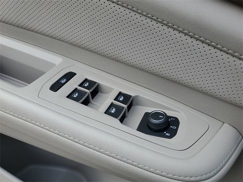 Certified 2025 Volkswagen Atlas SE image 31