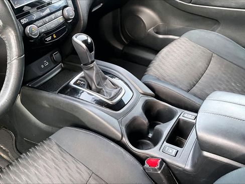 Used 2018 Nissan Rogue SV image 14