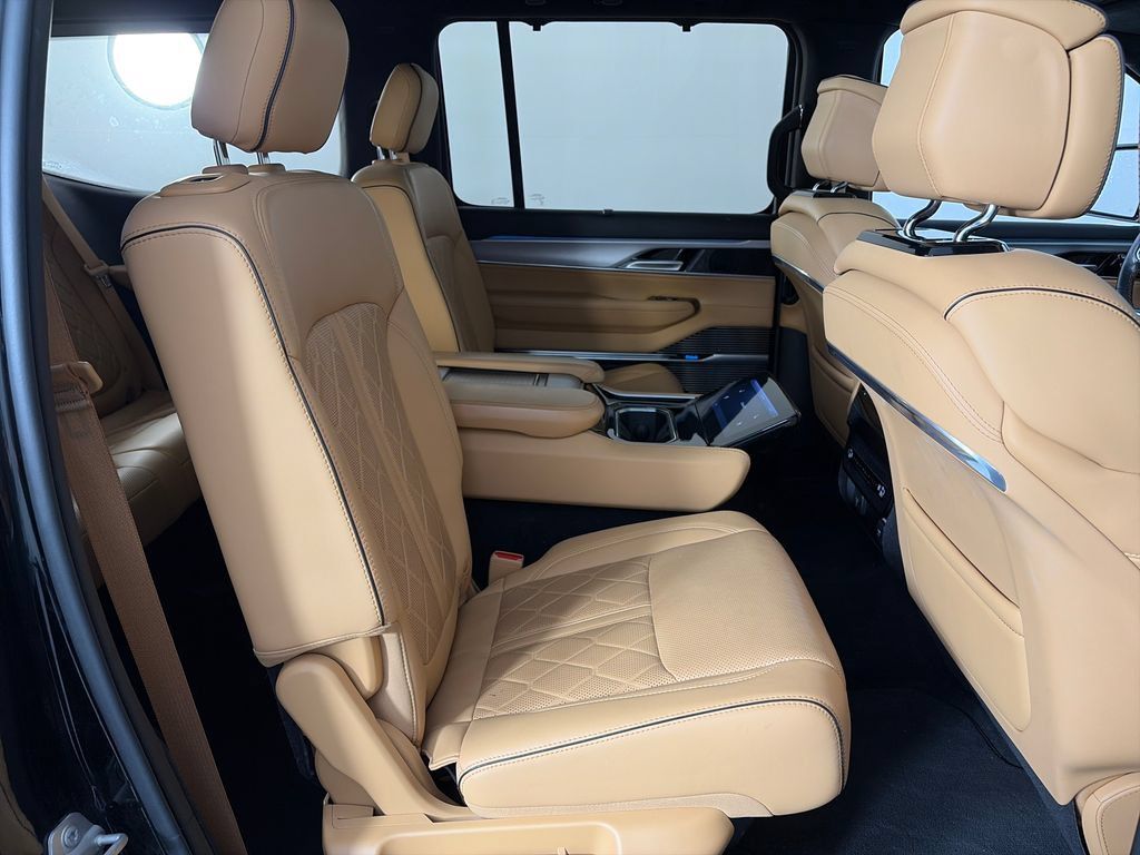 Used 2023 Jeep Grand Wagoneer Series III AWD/4WD image 28