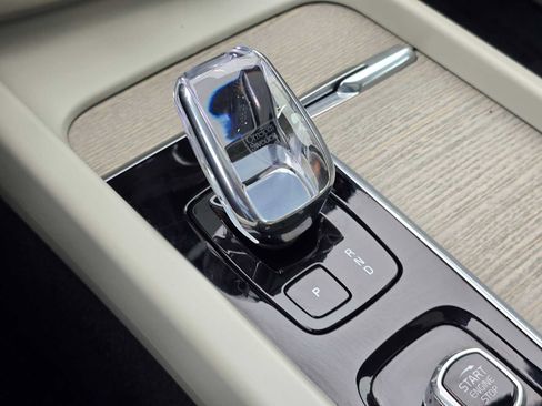 Certified 2023 Volvo XC60 B5 Ultimate w/ Climate Package image 34