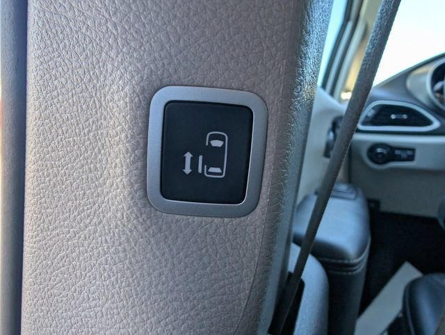 Used 2024 Chrysler Pacifica Touring-L FWD image 19