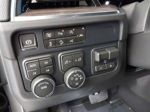 New 2026 Chevrolet Suburban Premier AWD/4WD image 24