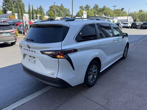 Used 2023 Toyota Sienna XLE w/ XLE Plus Package AWD/4WD image 5