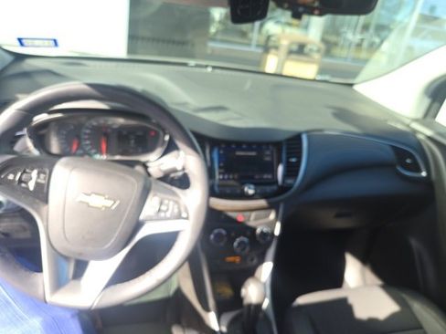 Used 2022 Chevrolet Trax LT w/ LT Convenience Package image 9