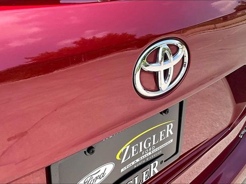 Used 2022 Toyota Highlander XLE FWD image 32