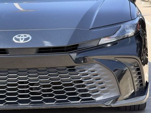 Used 2025 Toyota Camry SE FWD image 9