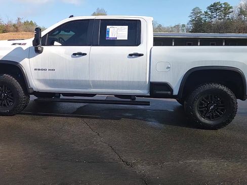 Used 2025 Chevrolet Silverado 2500 ZR2 w/ Technology Package image 14