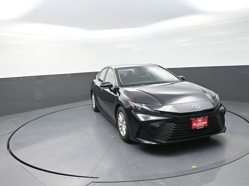 Used 2025 Toyota Camry LE image 28