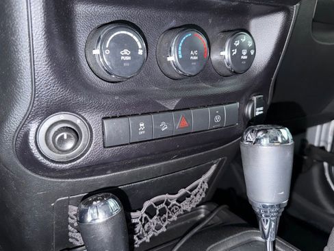 Used 2015 Jeep Wrangler Unlimited Rubicon w/ Connectivity Group AWD/4WD image 23